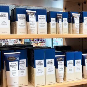 Die AHAVA Kosmetikserie Dead Sea Naturals steht in einem Regal in der Bahnhof Apotheke Altenkirchen.
